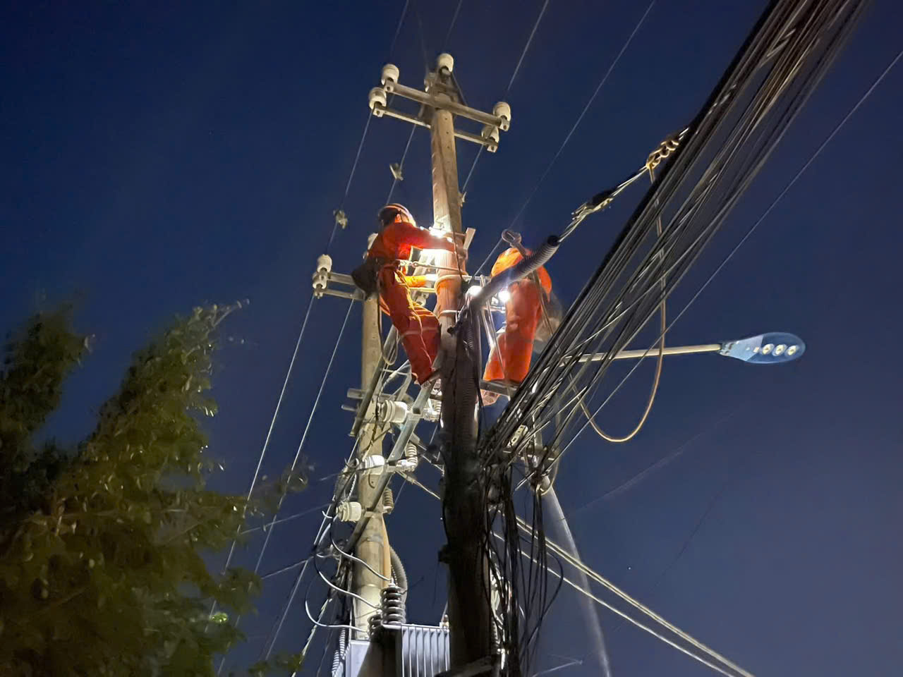 Thần tốc ‘nối điện’ sau bão lũ miền Trung - Bài 1: Chỉ đạo nóng từ lãnh đạo EVNCPC - 16