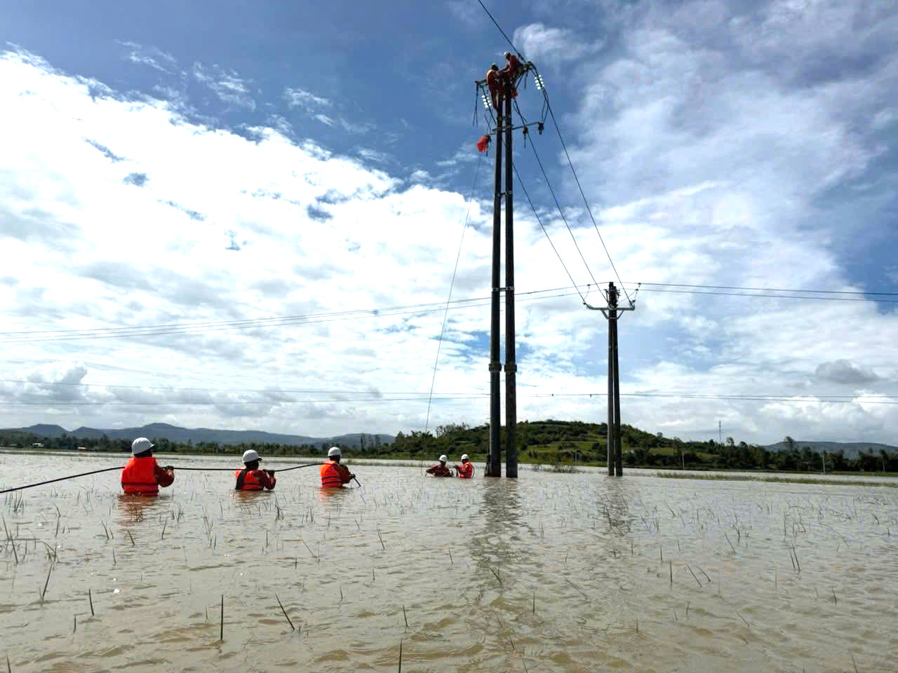 Thần tốc ‘nối điện’ sau bão lũ miền Trung - Bài 2: Vượt núi, xuyên đêm, ngâm mình trong bùn non vì dòng điện - 13