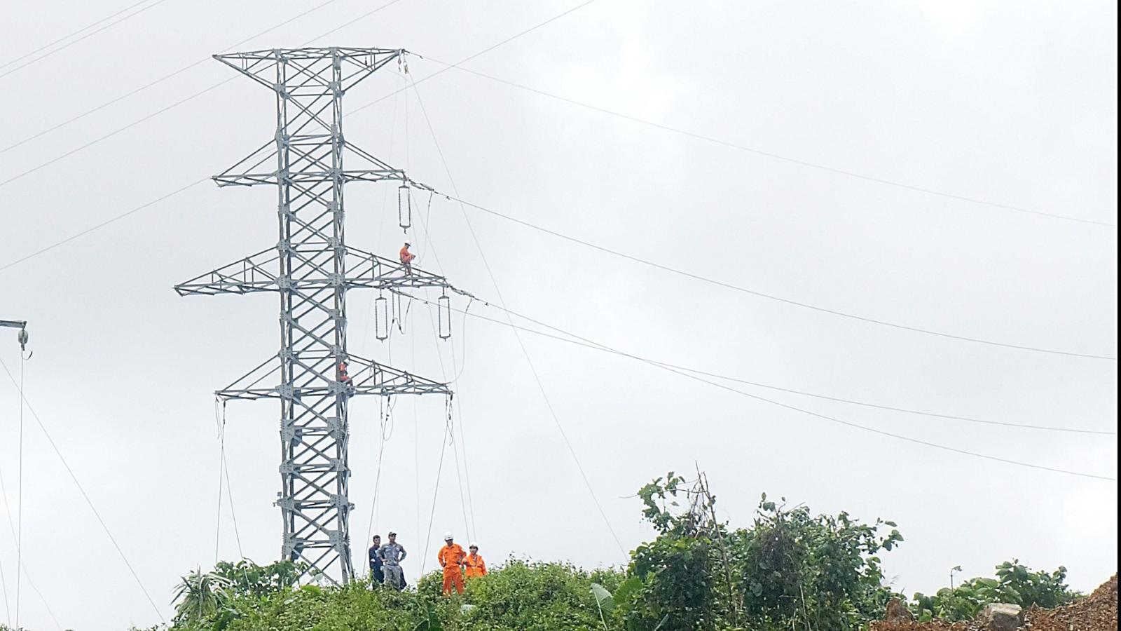 Thần tốc ‘nối điện’ sau bão lũ miền Trung - Bài 2: Vượt núi, xuyên đêm, ngâm mình trong bùn non vì dòng điện - 4