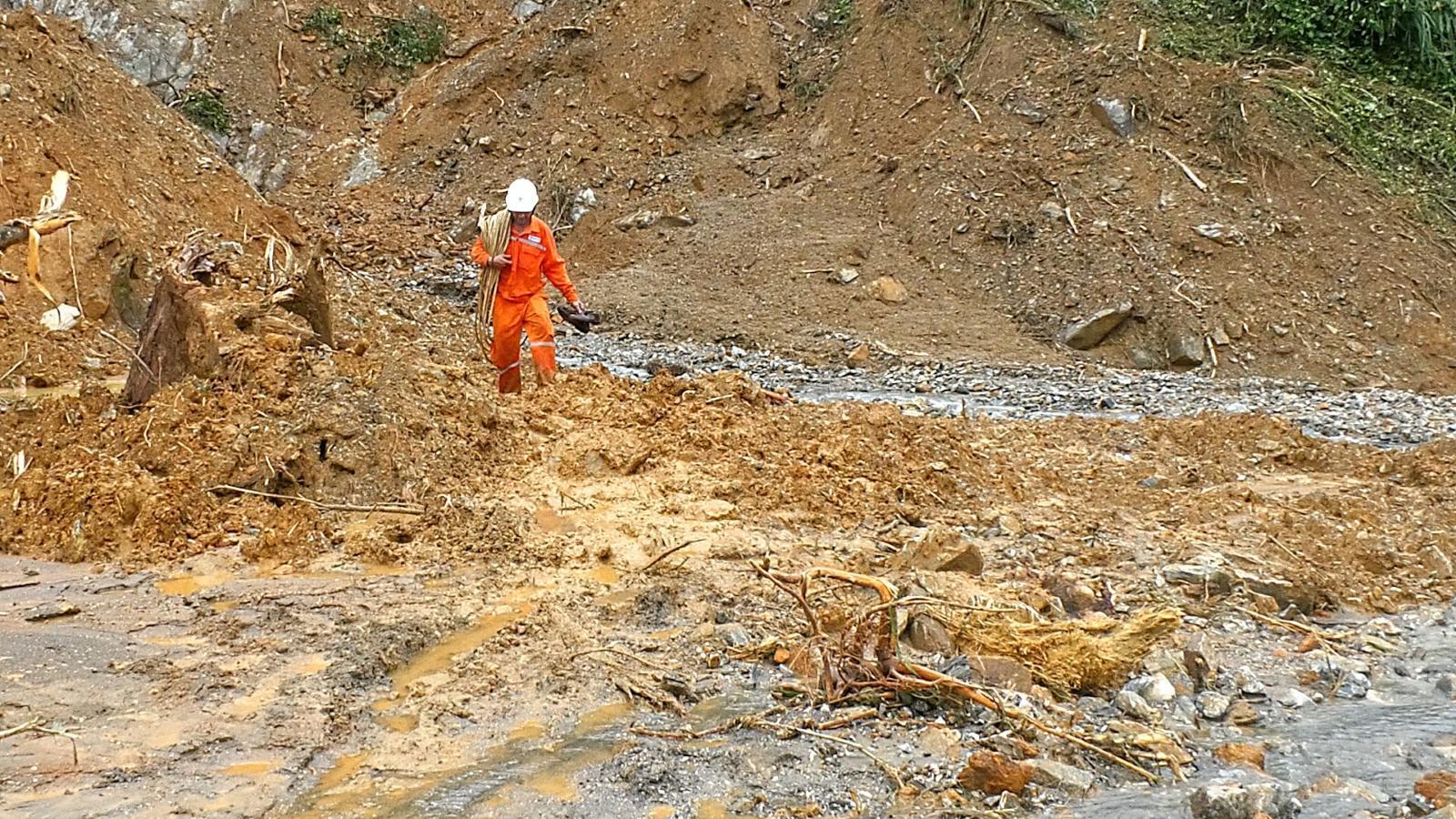 Thần tốc ‘nối điện’ sau bão lũ miền Trung - Bài 2: Vượt núi, xuyên đêm, ngâm mình trong bùn non vì dòng điện - 2