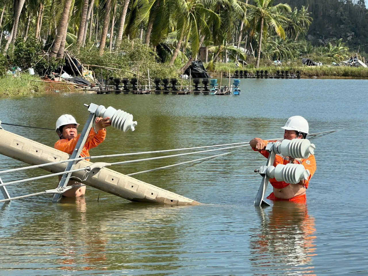 Thần tốc ‘nối điện’ sau bão lũ miền Trung - Bài 2: Vượt núi, xuyên đêm, ngâm mình trong bùn non vì dòng điện - 14