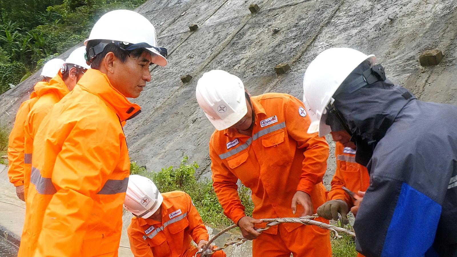 Thần tốc ‘nối điện’ sau bão lũ miền Trung - Bài 2: Vượt núi, xuyên đêm, ngâm mình trong bùn non vì dòng điện - 3