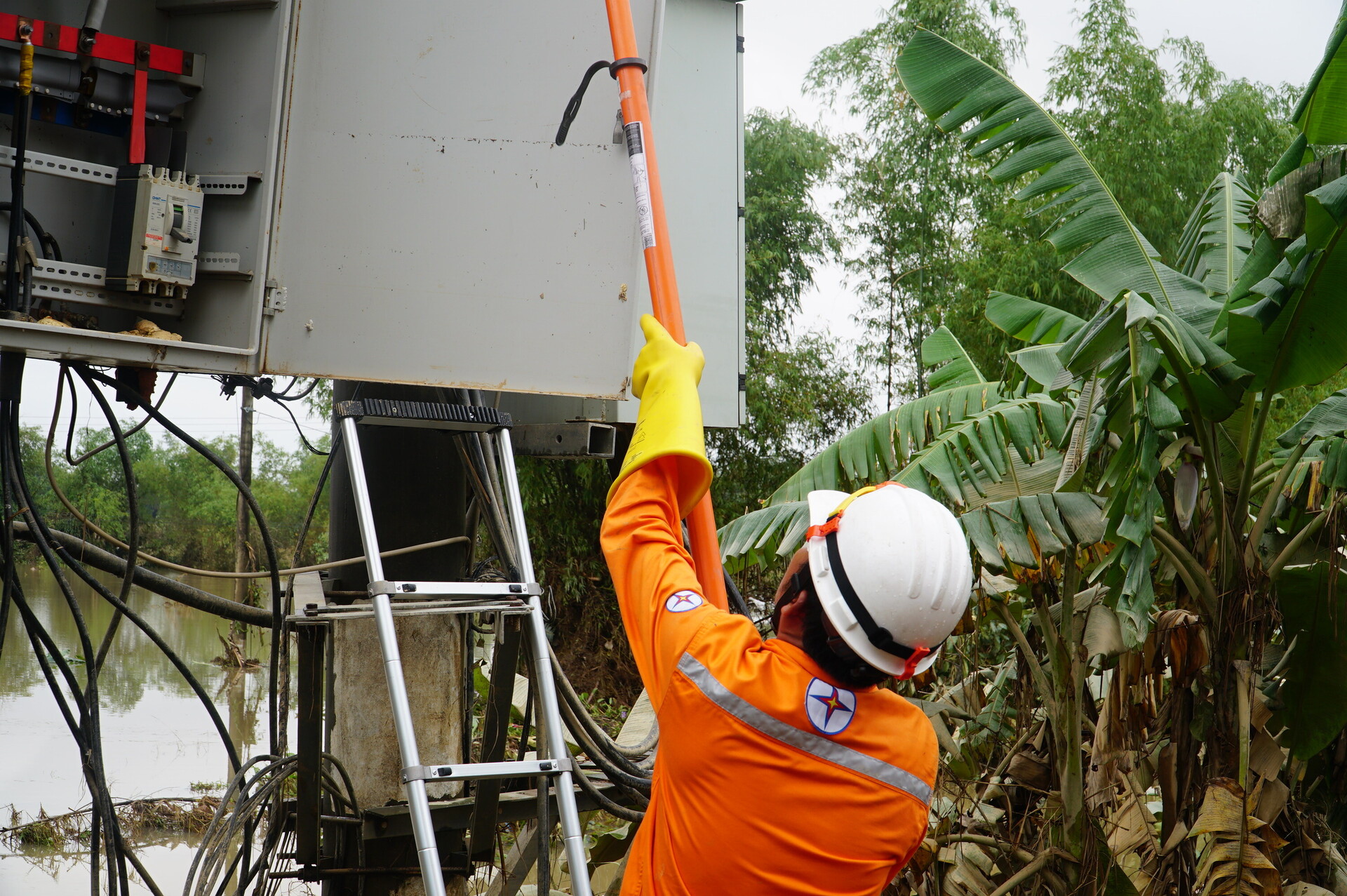 Thần tốc ‘nối điện’ sau bão lũ miền Trung - Bài 1: Chỉ đạo nóng từ lãnh đạo EVNCPC - 18