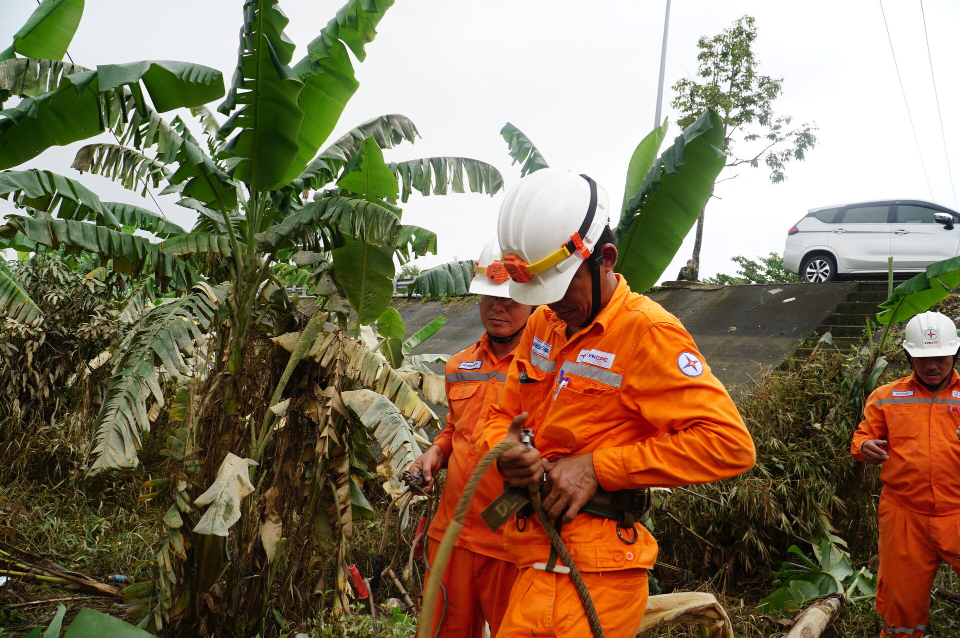 Thần tốc ‘nối điện’ sau bão lũ miền Trung - Bài 1: Chỉ đạo nóng từ lãnh đạo EVNCPC - 19