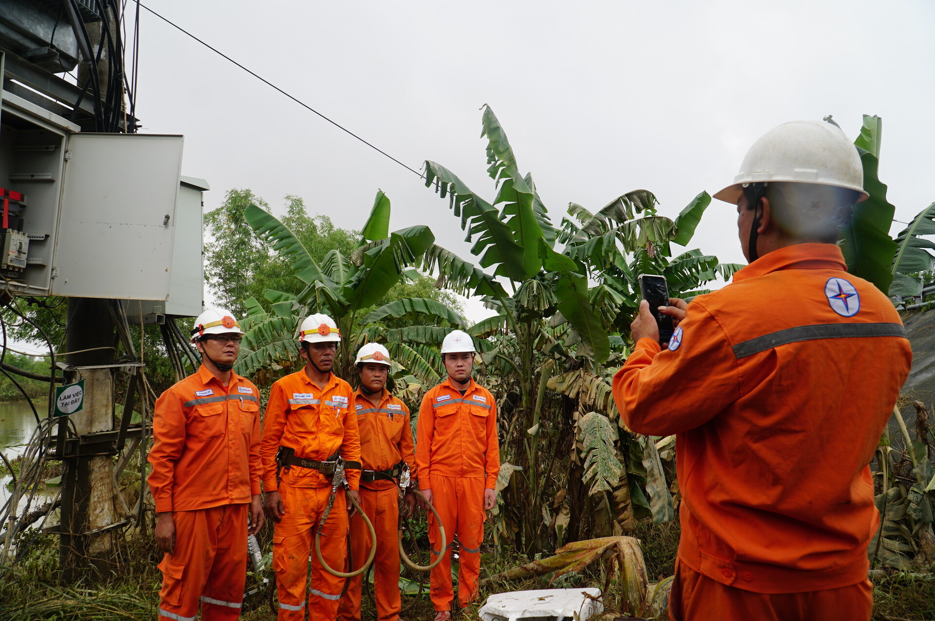 Thần tốc ‘nối điện’ sau bão lũ miền Trung - Bài 1: Chỉ đạo nóng từ lãnh đạo EVNCPC - 20