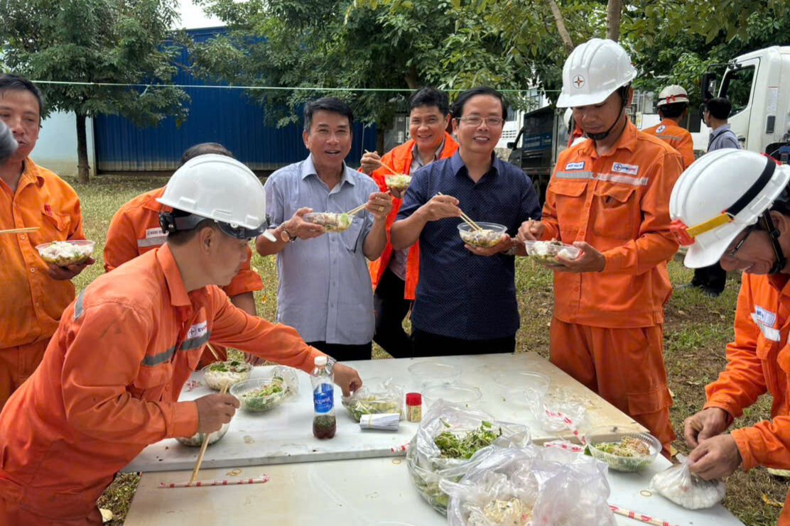 Thần tốc ‘nối điện’ sau bão lũ miền Trung - Bài 2: Vượt núi, xuyên đêm, ngâm mình trong bùn non vì dòng điện - 8