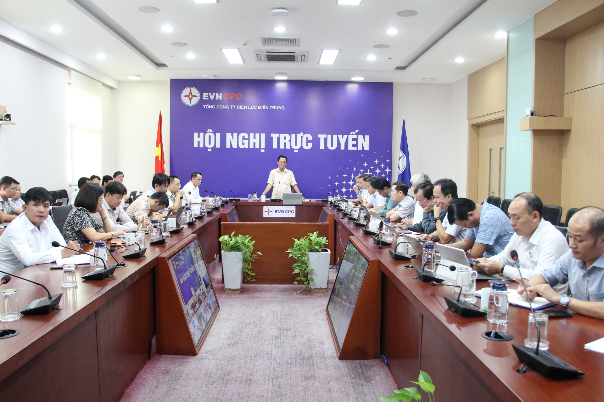 Thần tốc ‘nối điện’ sau bão lũ miền Trung - Bài 1: Chỉ đạo nóng từ lãnh đạo EVNCPC - 9