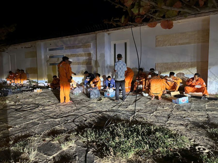 Thần tốc ‘nối điện’ sau bão lũ miền Trung - Bài 2: Vượt núi, xuyên đêm, ngâm mình trong bùn non vì dòng điện - 9