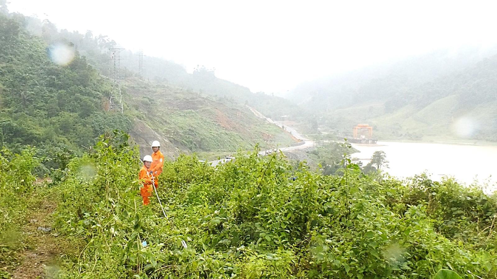 Thần tốc ‘nối điện’ sau bão lũ miền Trung - Bài 2: Vượt núi, xuyên đêm, ngâm mình trong bùn non vì dòng điện - 7