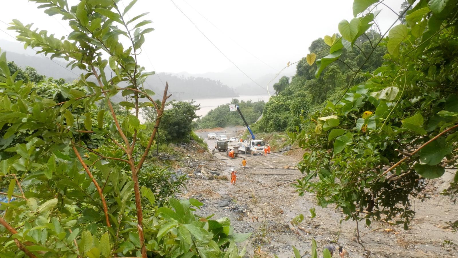 Thần tốc ‘nối điện’ sau bão lũ miền Trung - Bài 2: Vượt núi, xuyên đêm, ngâm mình trong bùn non vì dòng điện - 5