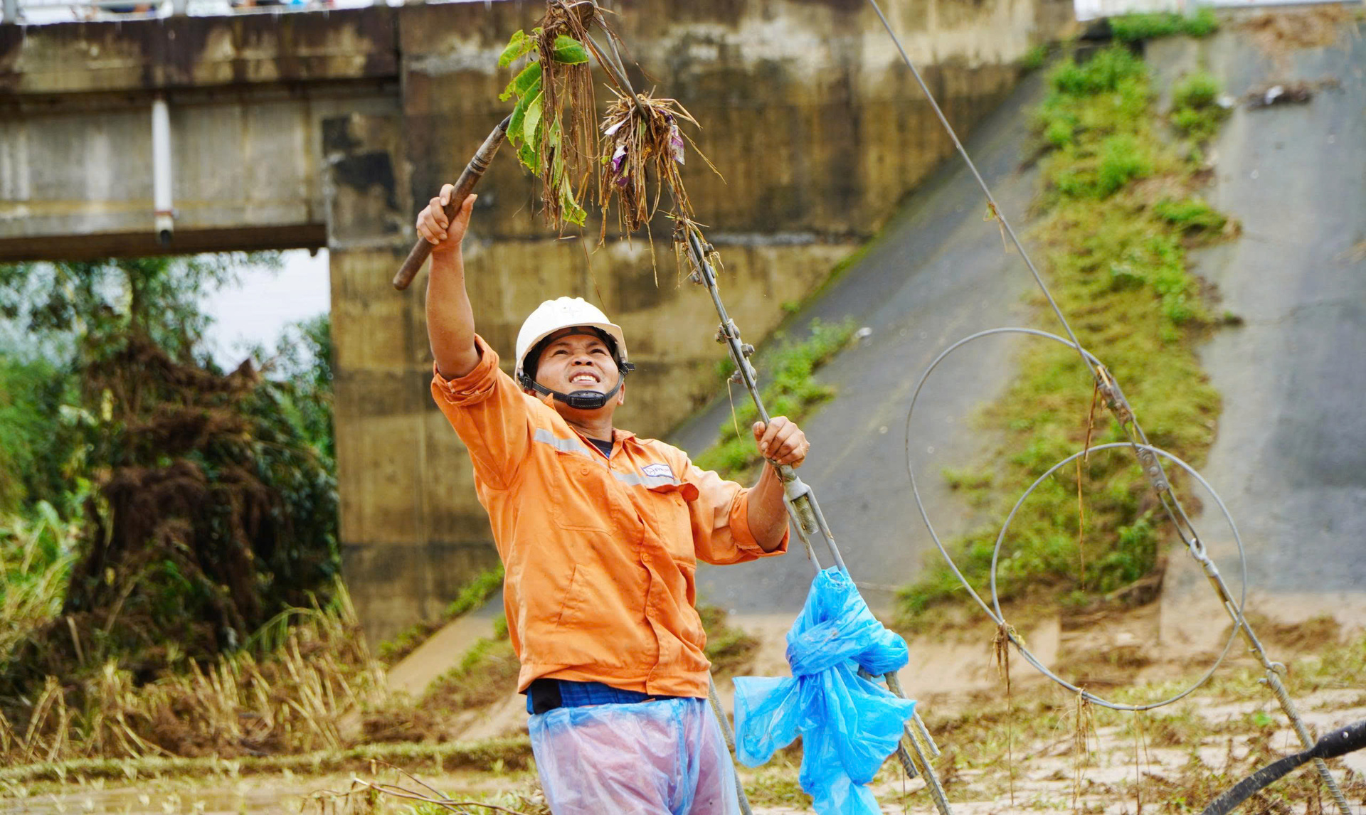 Thần tốc ‘nối điện’ sau bão lũ miền Trung - Bài 1: Chỉ đạo nóng từ lãnh đạo EVNCPC - 2