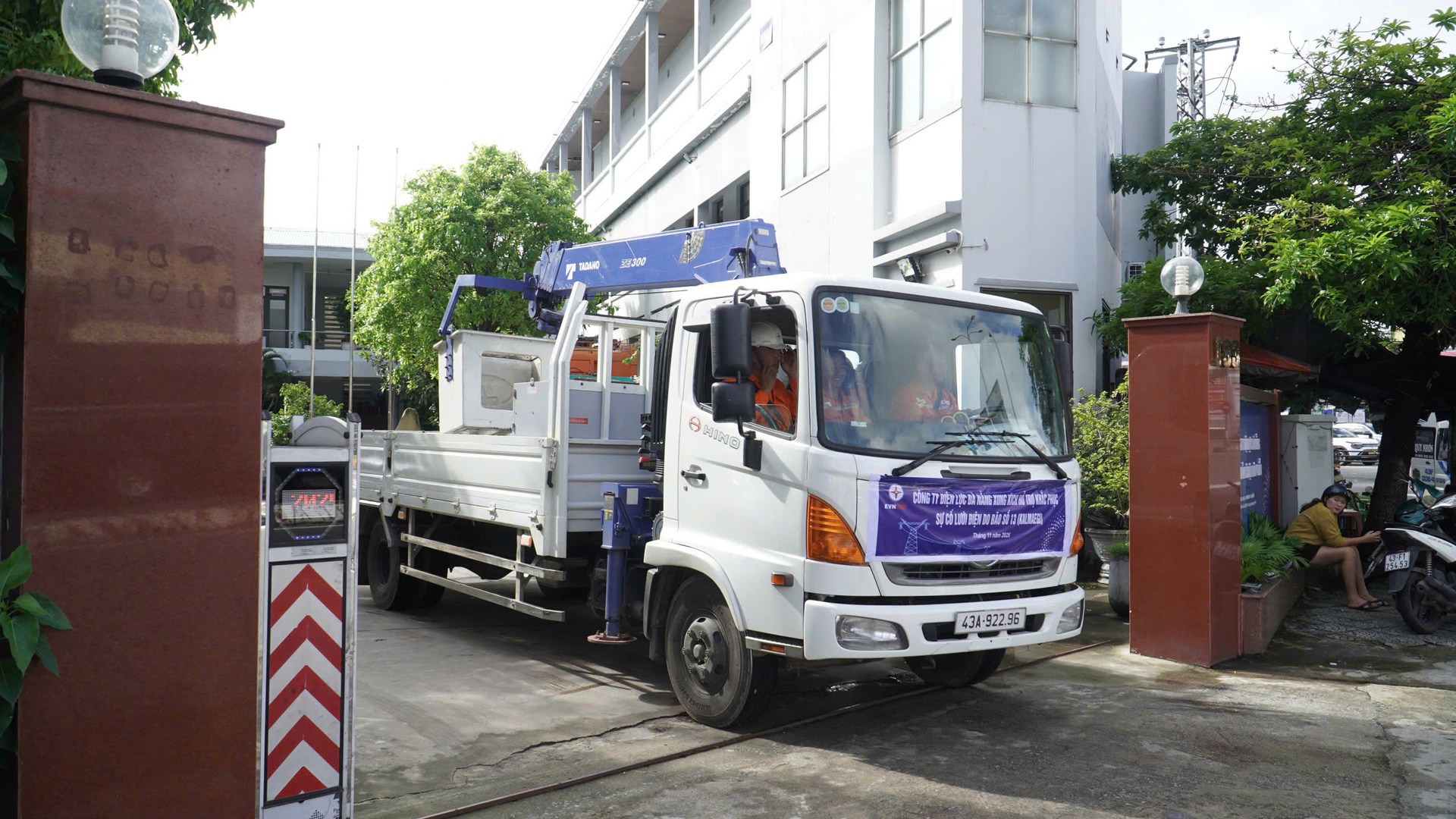 Thần tốc ‘nối điện’ sau bão lũ miền Trung - Bài 1: Chỉ đạo nóng từ lãnh đạo EVNCPC - 12