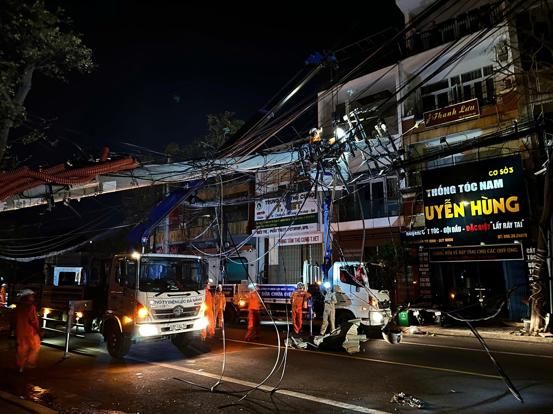 Thần tốc ‘nối điện’ sau bão lũ miền Trung - Bài 2: Vượt núi, xuyên đêm, ngâm mình trong bùn non vì dòng điện - 11