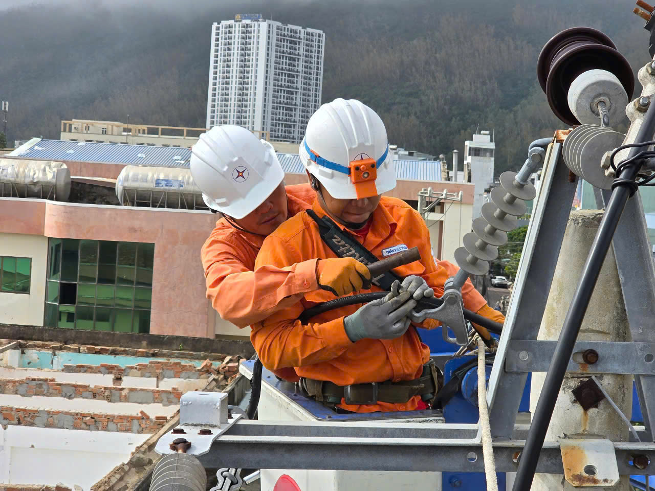 Thần tốc ‘nối điện’ sau bão lũ miền Trung - Bài 1: Chỉ đạo nóng từ lãnh đạo EVNCPC - 14