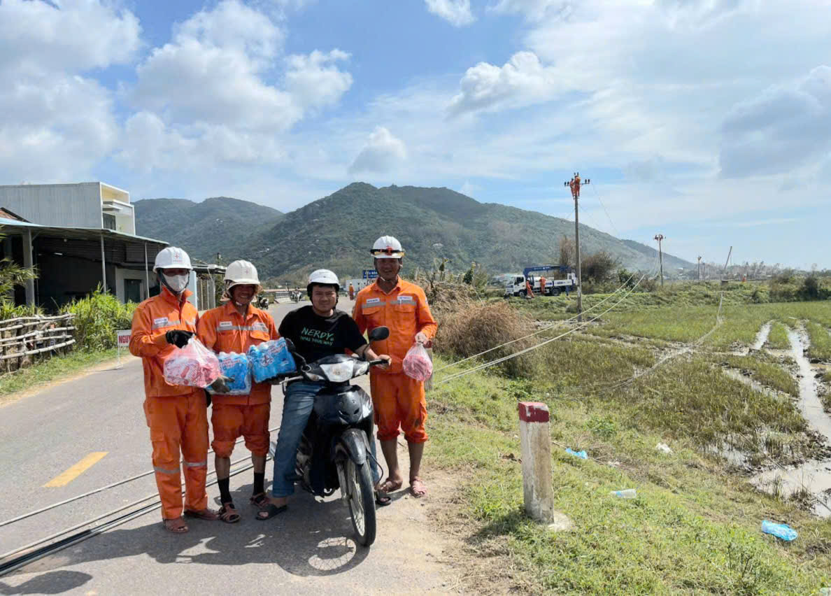 Thần tốc 'nối điện' sau bão lũ miền Trung - Bài cuối: Vì dòng điện sáng mãi - 6