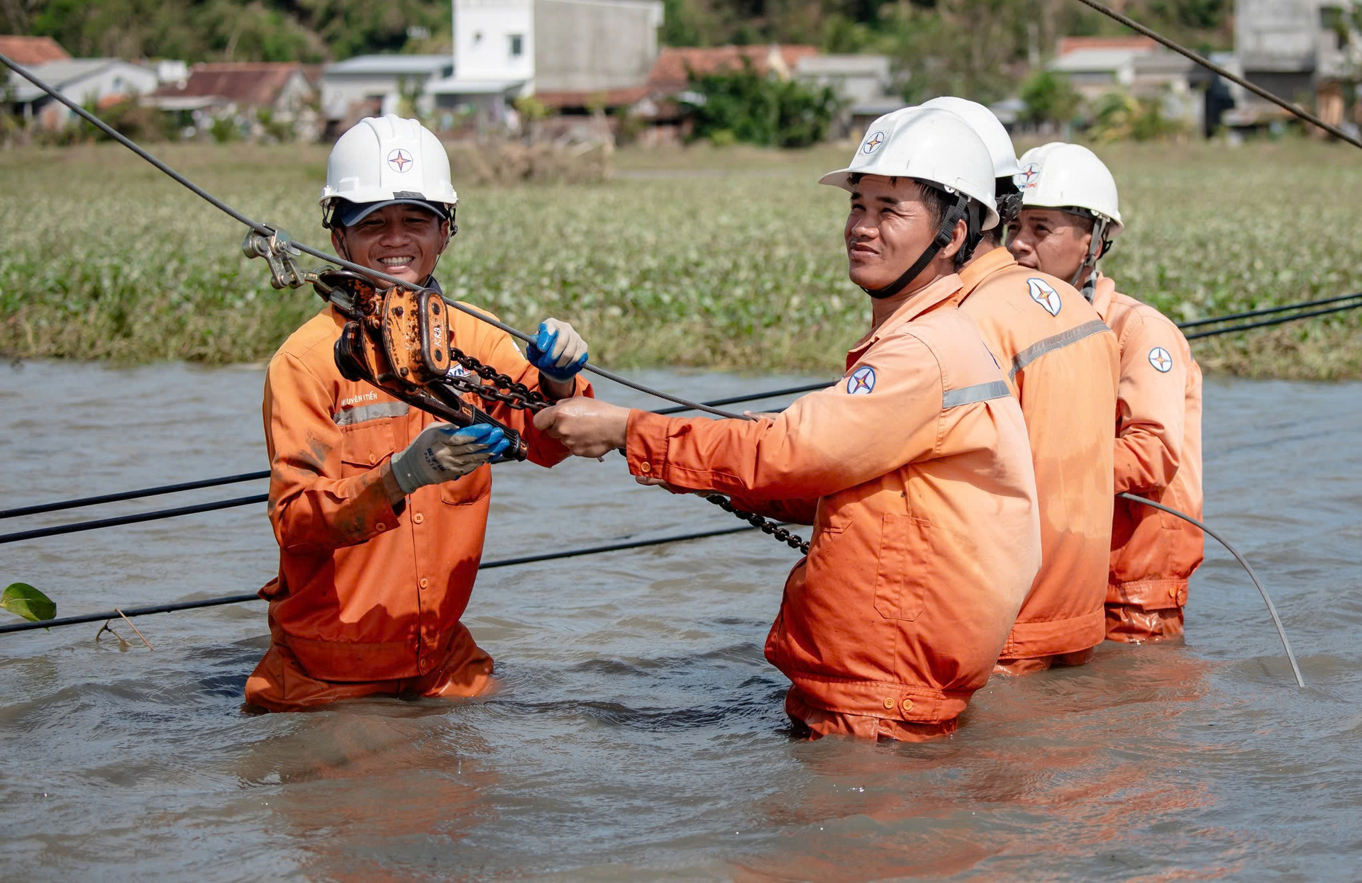 Thần tốc 'nối điện' sau bão lũ miền Trung - Bài cuối: Vì dòng điện sáng mãi - 2