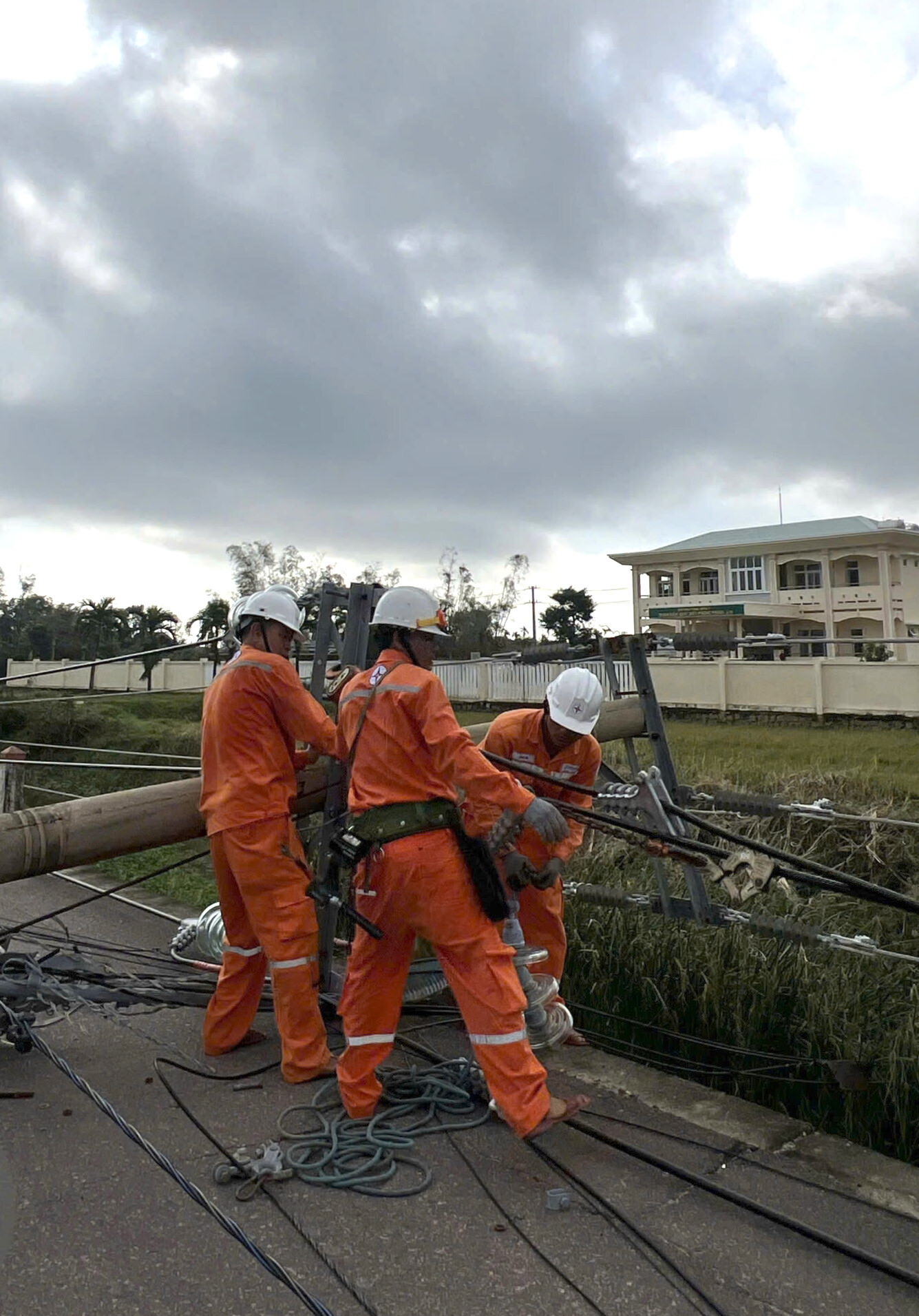 Thần tốc "nối điện" sau bão lũ miền Trung - Bài 3: Tình người EVNCPC trong bão lũ - 14