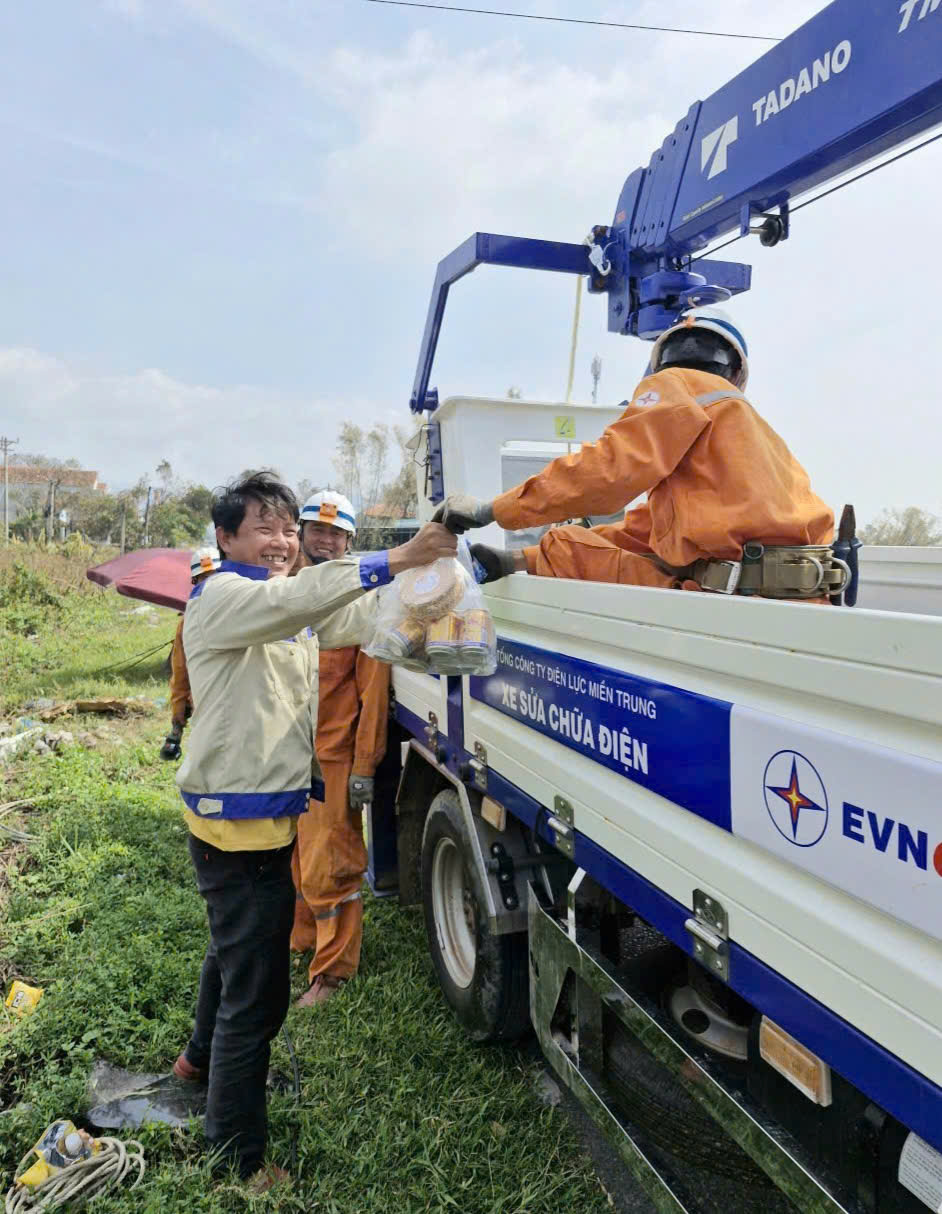 Thần tốc 'nối điện' sau bão lũ miền Trung - Bài cuối: Vì dòng điện sáng mãi - 5