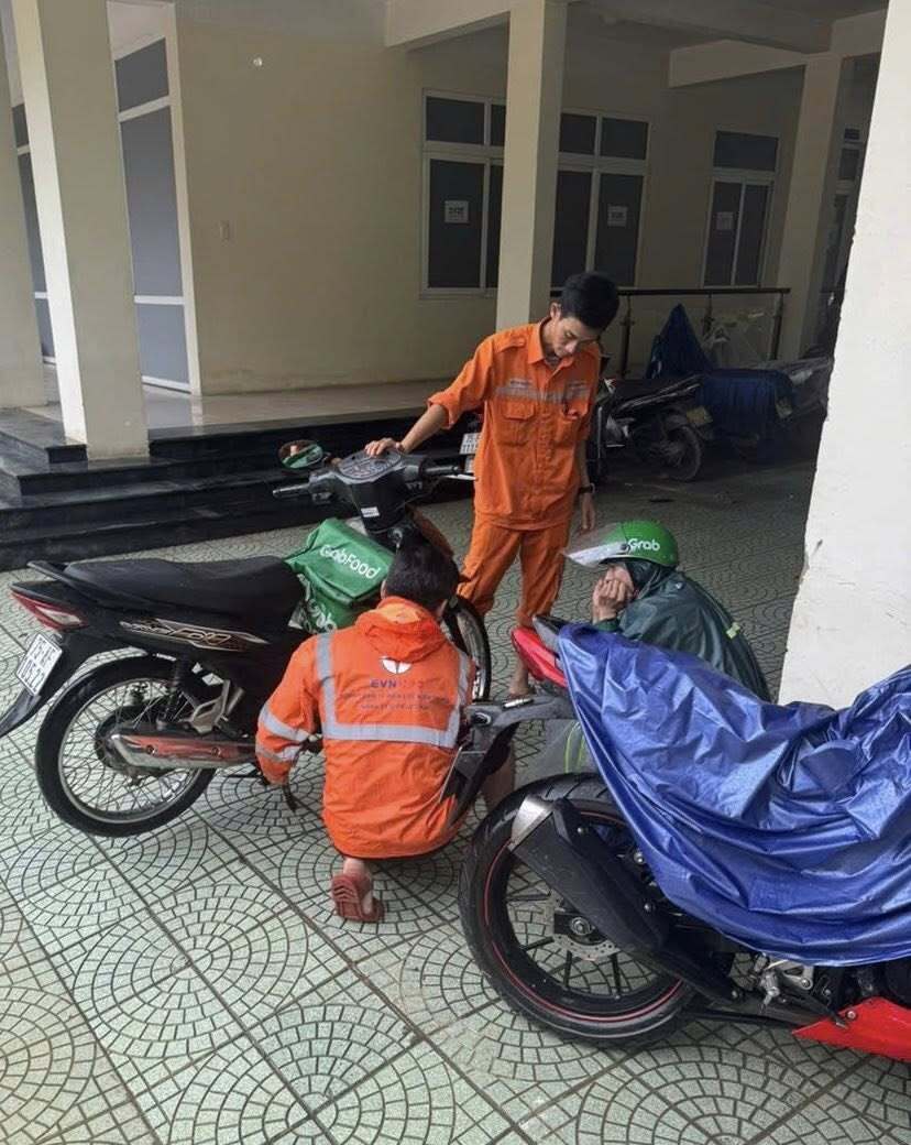 Thần tốc "nối điện" sau bão lũ miền Trung - Bài 3: Tình người EVNCPC trong bão lũ - 3