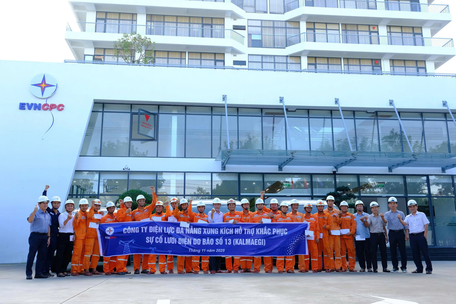 Thần tốc "nối điện" sau bão lũ miền Trung - Bài 3: Tình người EVNCPC trong bão lũ - 11