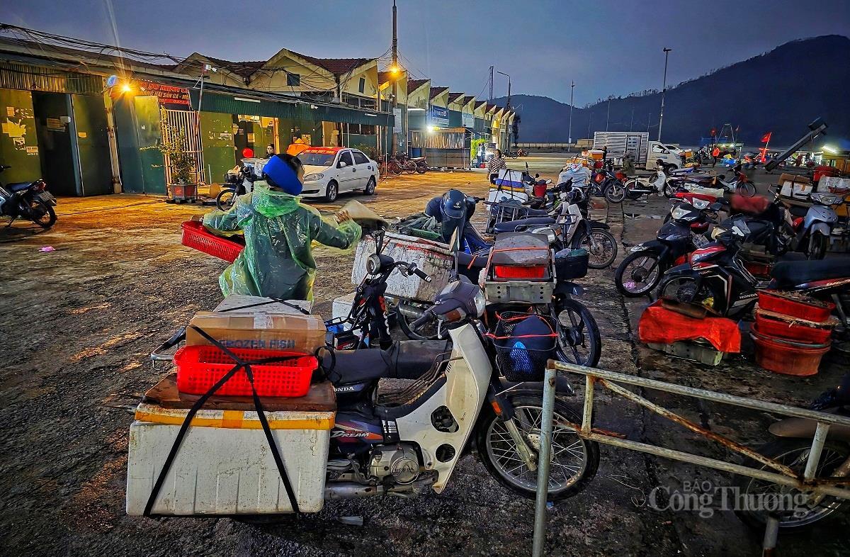 Nhộn nhịp chợ cá lớn nhất Hà Tĩnh sau những ngày mưa lũ - 17