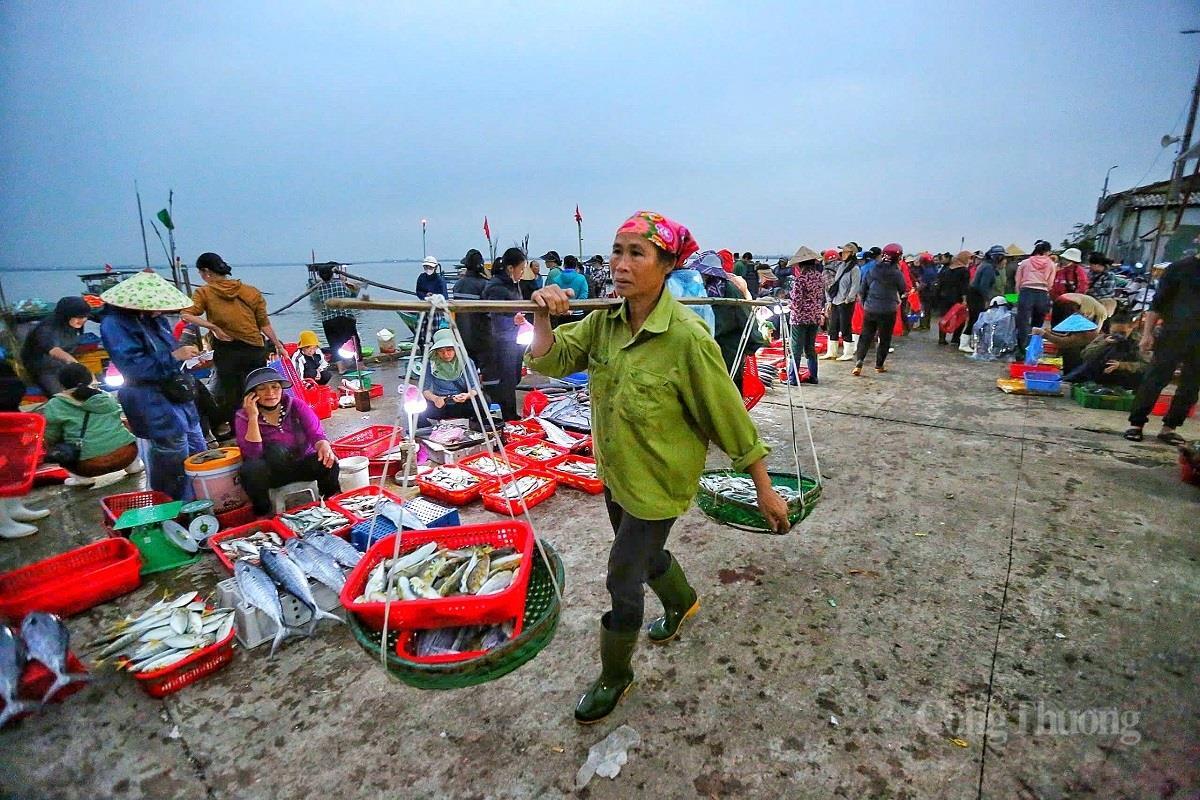 Nhộn nhịp chợ cá lớn nhất Hà Tĩnh sau những ngày mưa lũ - 10