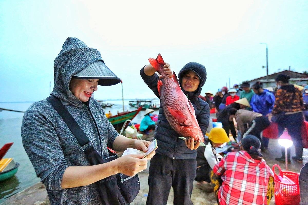 Nhộn nhịp chợ cá lớn nhất Hà Tĩnh sau những ngày mưa lũ - 8