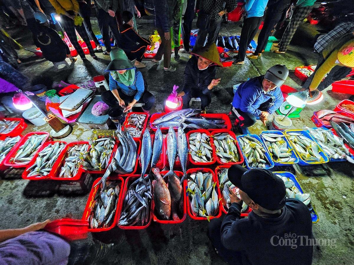 Nhộn nhịp chợ cá lớn nhất Hà Tĩnh sau những ngày mưa lũ - 7