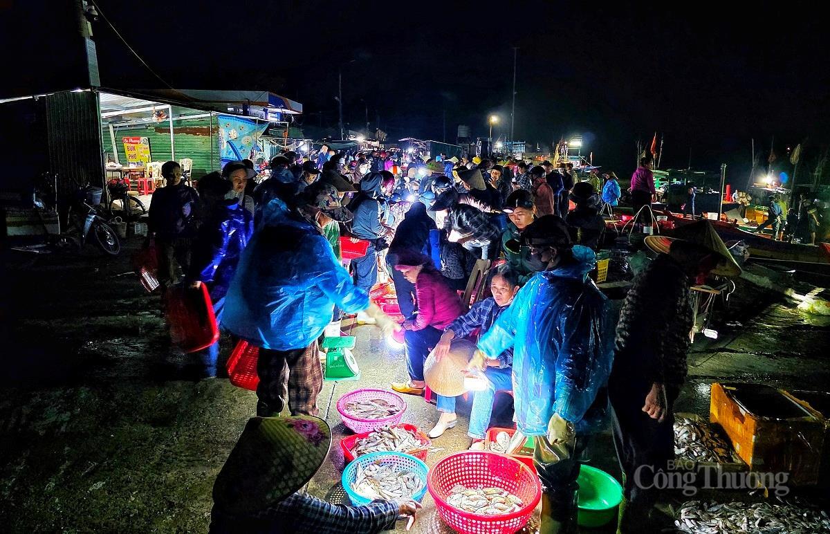 Nhộn nhịp chợ cá lớn nhất Hà Tĩnh sau những ngày mưa lũ - 1