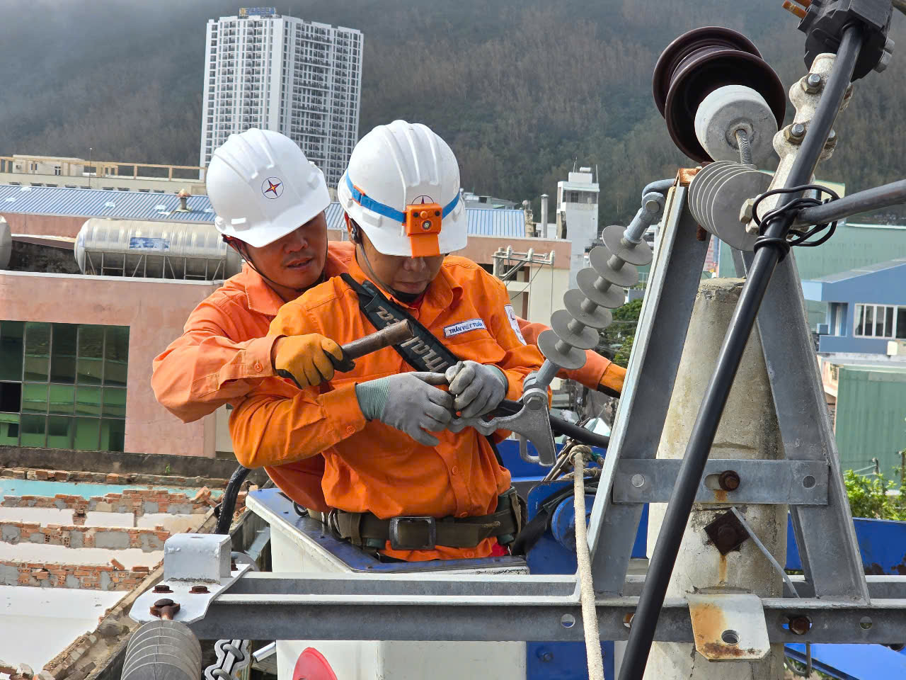 Thần tốc 'nối điện' sau bão lũ miền Trung - Bài cuối: Vì dòng điện sáng mãi - 4