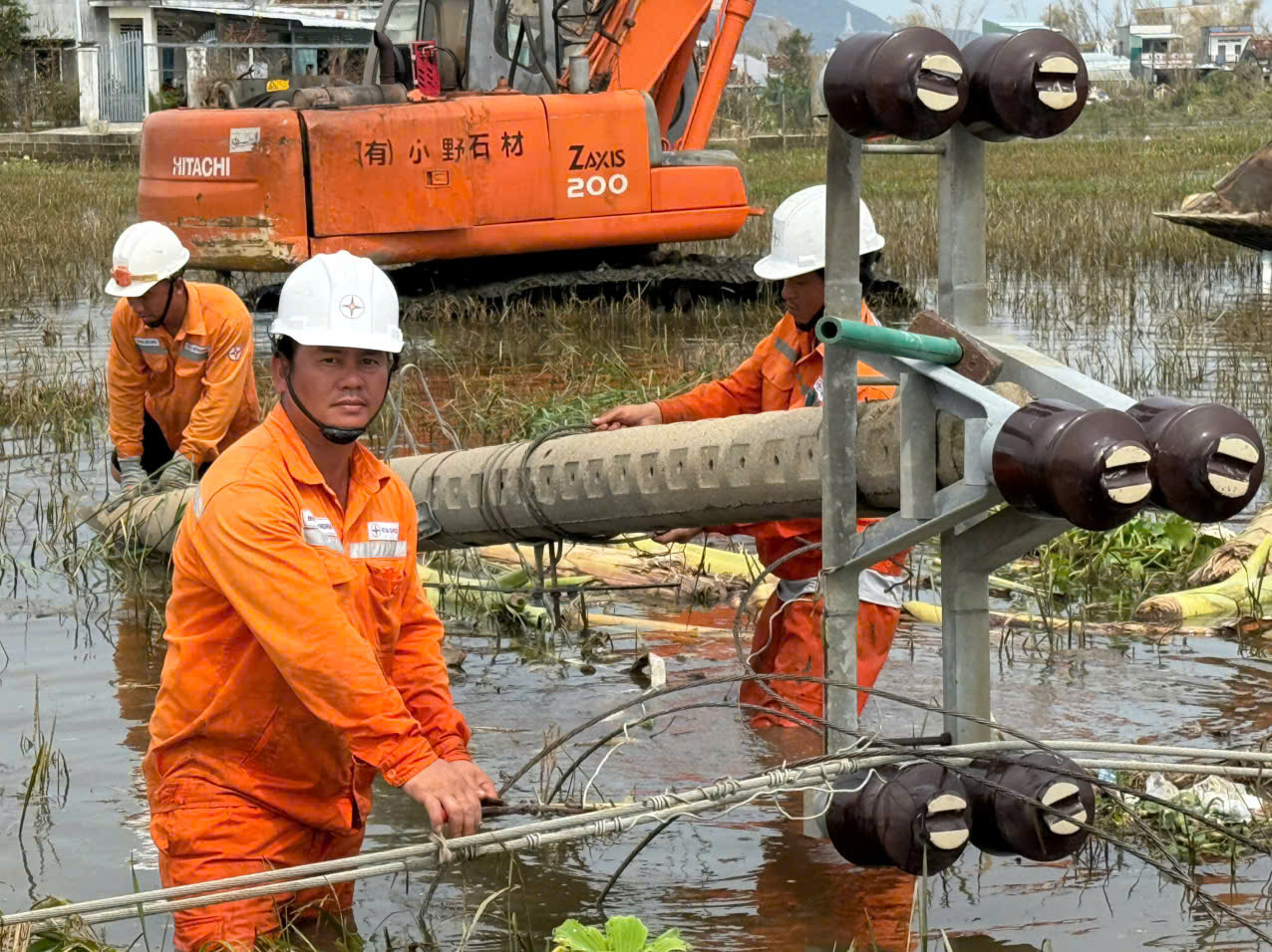 Thần tốc 'nối điện' sau bão lũ miền Trung - Bài cuối: Vì dòng điện sáng mãi - 3