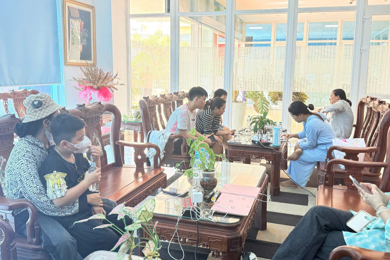 Thần tốc "nối điện" sau bão lũ miền Trung - Bài 3: Tình người EVNCPC trong bão lũ - 8