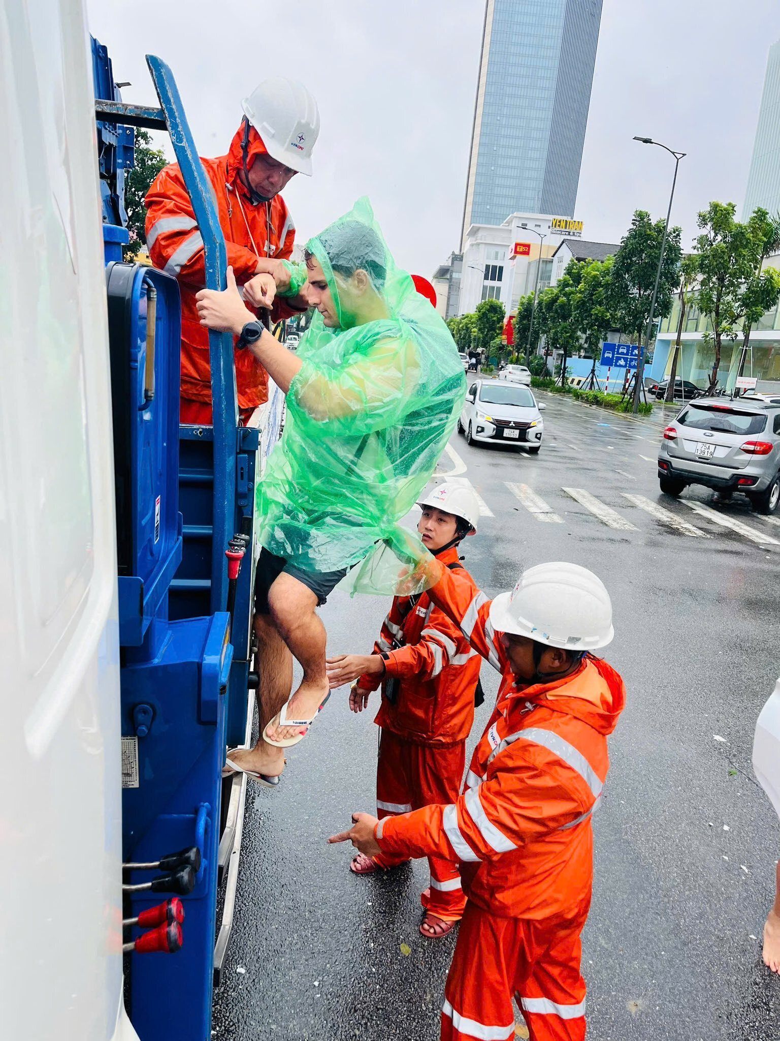 Thần tốc "nối điện" sau bão lũ miền Trung - Bài 3: Tình người EVNCPC trong bão lũ - 2