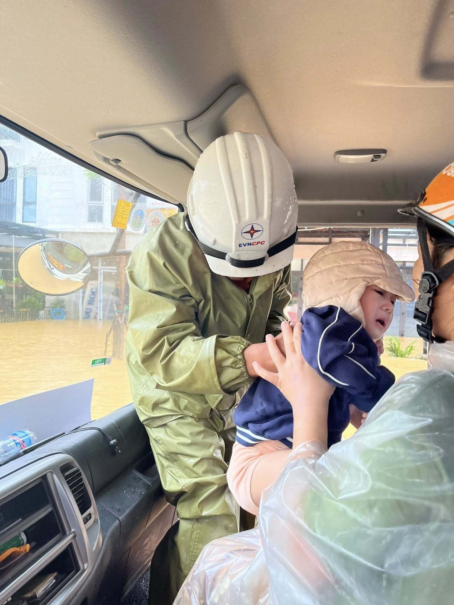 Thần tốc "nối điện" sau bão lũ miền Trung - Bài 3: Tình người EVNCPC trong bão lũ - 1