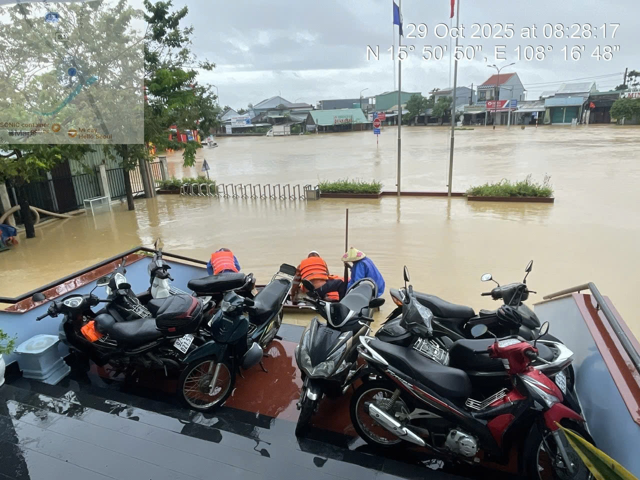 Thần tốc "nối điện" sau bão lũ miền Trung - Bài 3: Tình người EVNCPC trong bão lũ - 4