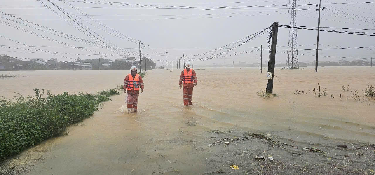 Thần tốc 'nối điện' sau bão lũ miền Trung - Bài cuối: Vì dòng điện sáng mãi - 10