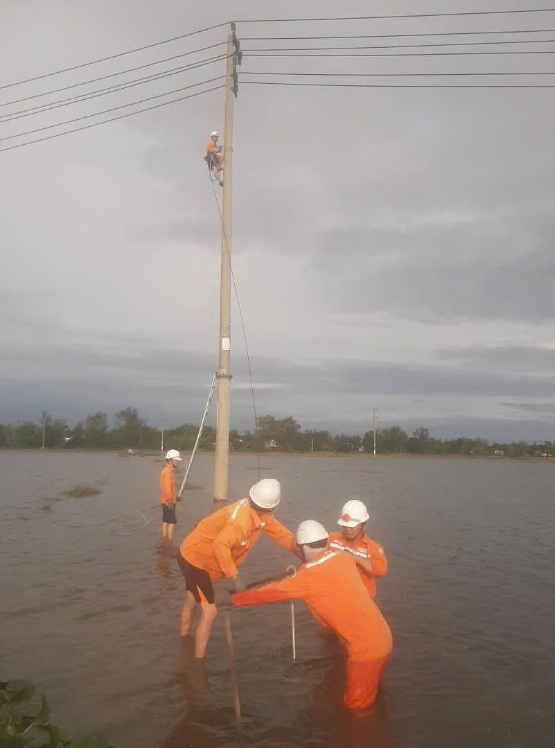 Thần tốc 'nối điện' sau bão lũ miền Trung - Bài cuối: Vì dòng điện sáng mãi - 9