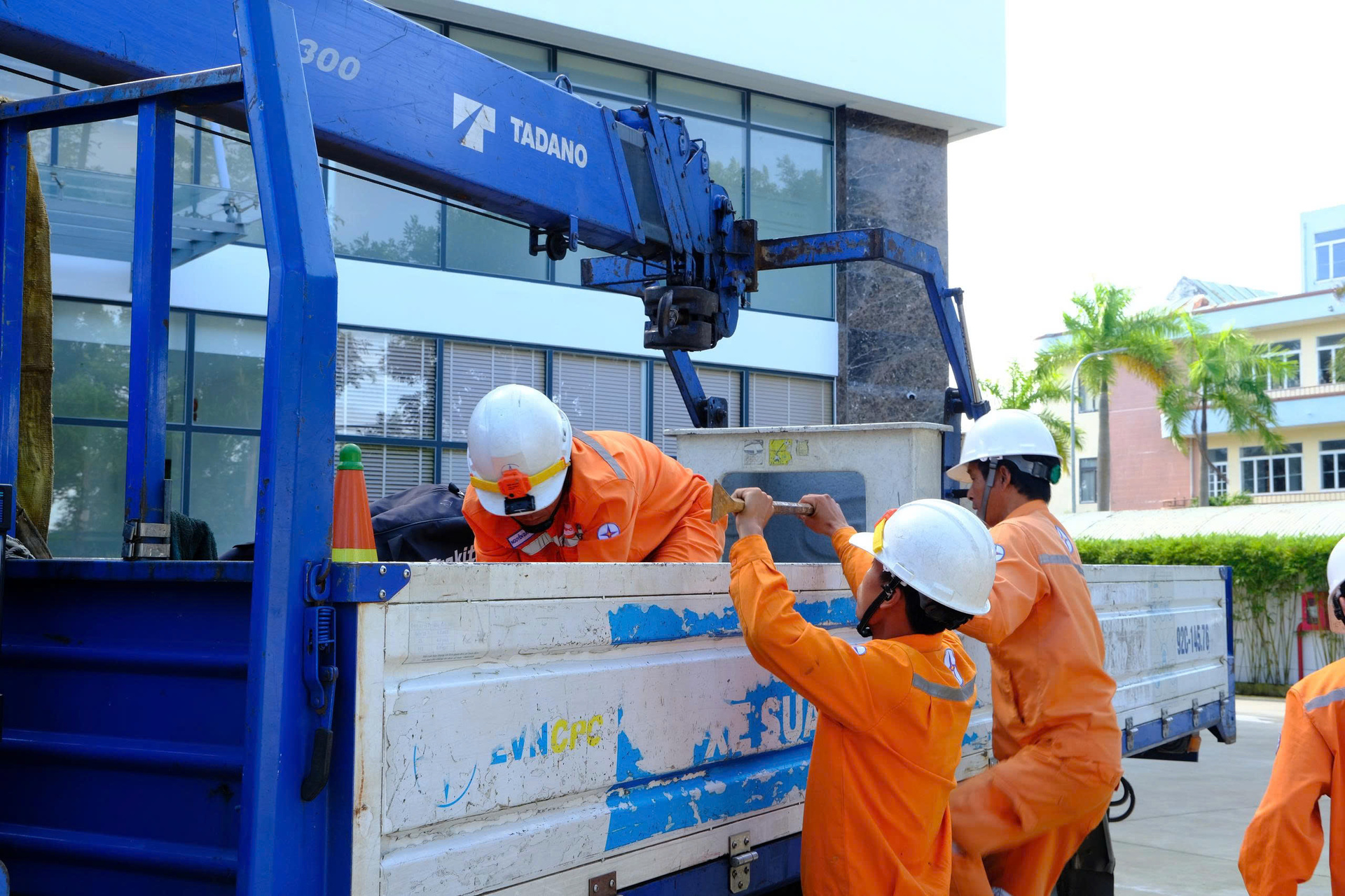 Thần tốc "nối điện" sau bão lũ miền Trung - Bài 3: Tình người EVNCPC trong bão lũ - 9