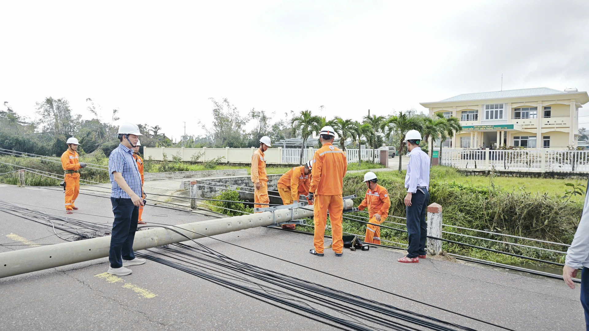 Thần tốc "nối điện" sau bão lũ miền Trung - Bài 3: Tình người EVNCPC trong bão lũ - 16