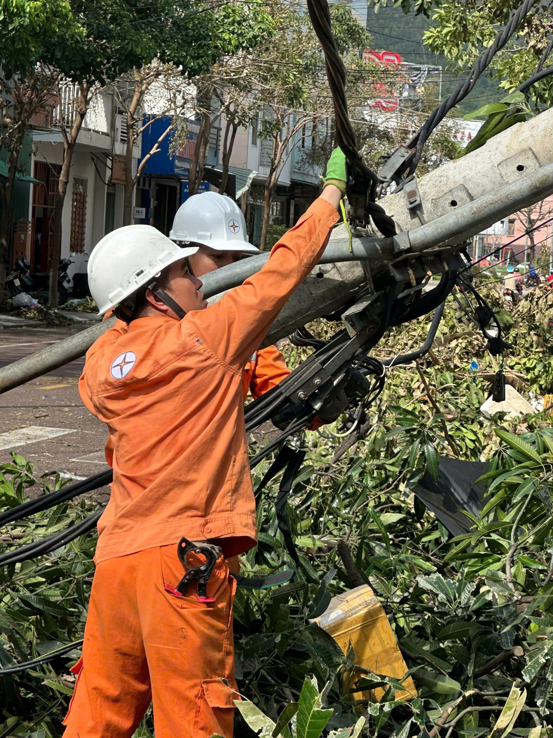 Thần tốc "nối điện" sau bão lũ miền Trung - Bài 3: Tình người EVNCPC trong bão lũ - 17