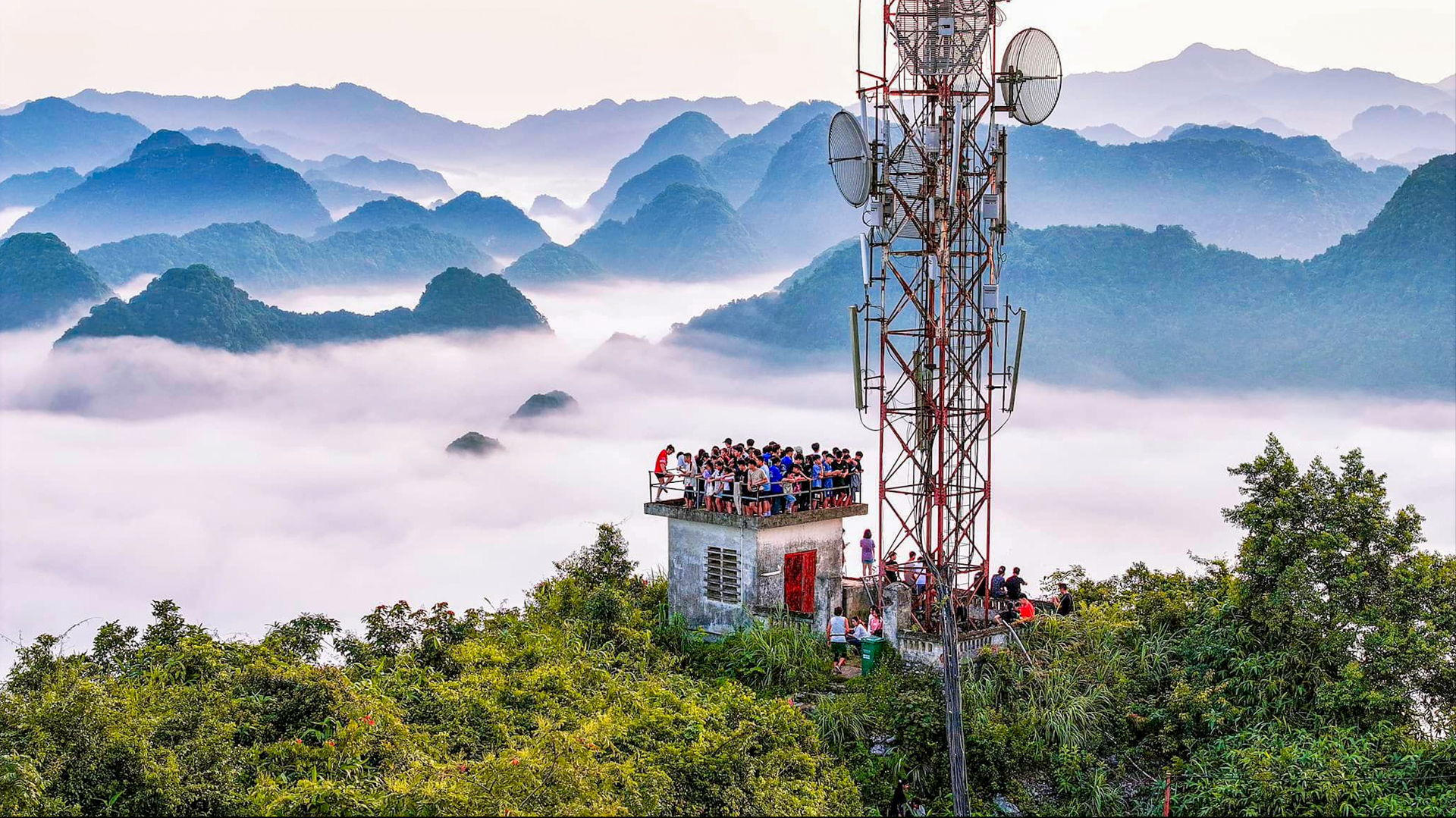 Để có thể chiêm ngưỡng tuyệt cảnh này, du khách phải dành nhiều thời gian và công sức. Du khách muốn săn ảnh bình minh và mây luồn phải xuất phát lúc 3h30 tại chân núi, bước qua 1.200 bậc đá với thời gian khoảng một tiếng mới tới nơi. Tuy vất vả, những gì chiêm ngưỡng được thực sự xứng đáng với công sức bỏ ra.
