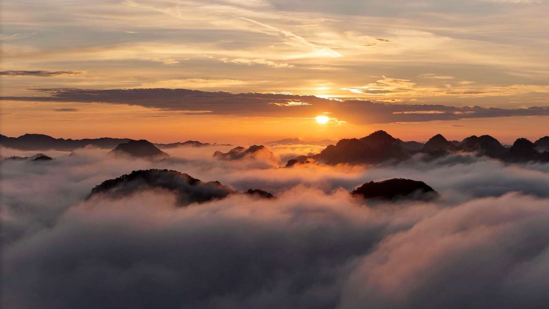 Biển mây trắng xoá cuộn tràn, ôm lấy những đỉnh núi hùng vĩ và phủ mờ bản làng nép dưới thung lũng. Bắc Sơn hiện lên vừa thực vừa ảo, bảng lảng giữa trời mây.