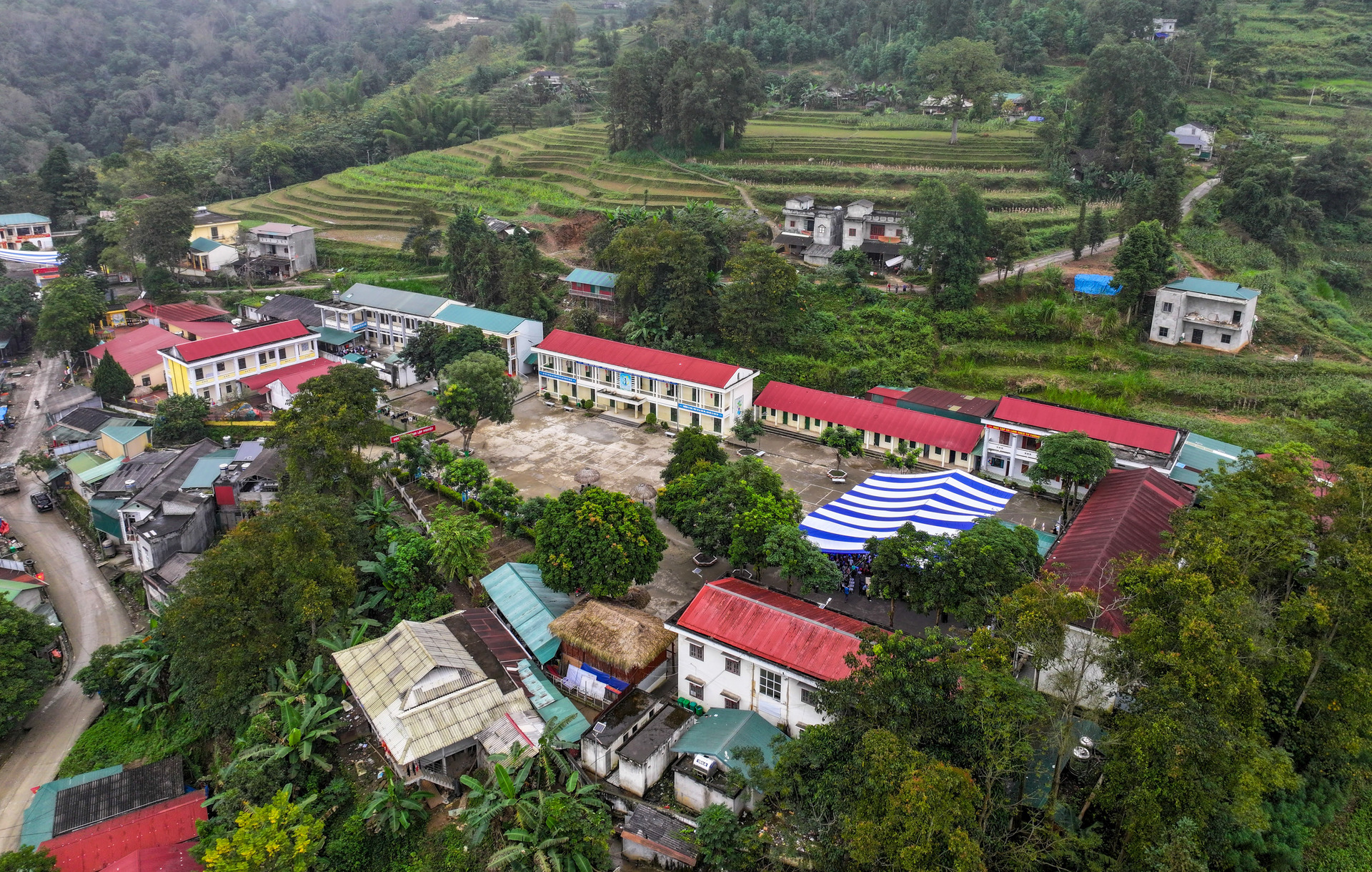 Công trình Nhà bán trú Trường Phổ thông Dân tộc Bán trú Tiểu học & THCS Tả Nhìu được khởi công ngày 20/6/2025 với tổng số vốn đầu tư là 1 tỷ 80 triệu đồng, do UNIQLO tài trợ.