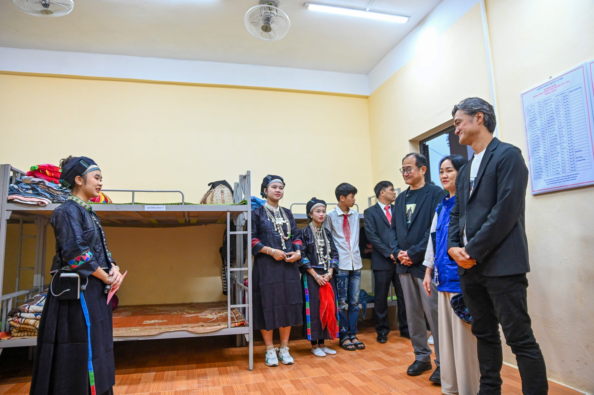 Các đại biểu đi thăm khu sinh hoạt của các bạn nhỏ.