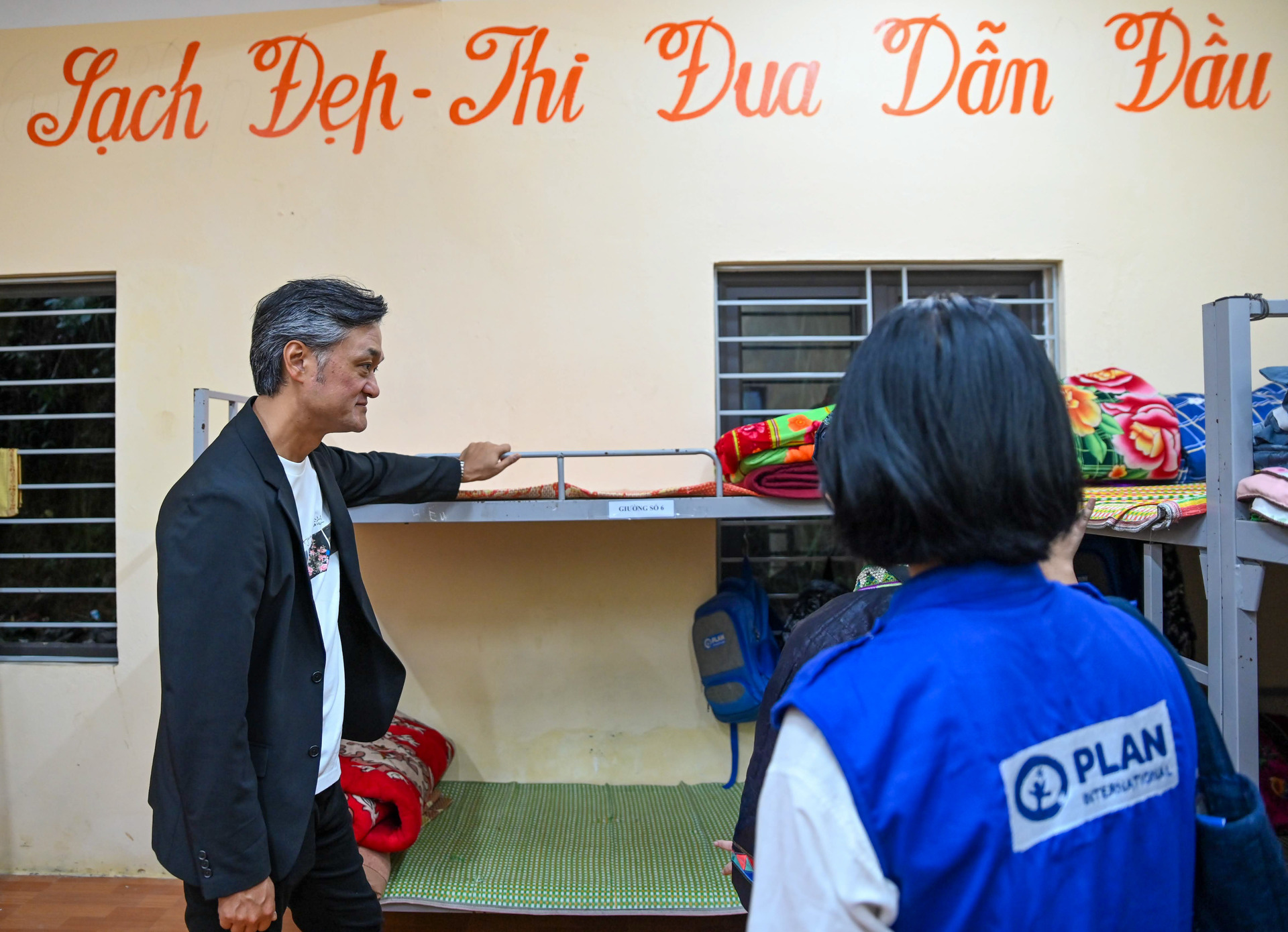 Ông Akiyama Naoki, Tổng Giám đốc UNIQLO Việt Nam chia sẻ: Tôi rất vui mừng được tham dự lễ khánh thành khu nhà bán trú mới của Trường Phổ thông Dân tộc Bán trú Tiểu học và THCS Tả Nhìu, chia sẻ những kết quả đáng khích lệ khác tại tỉnh Tuyên Quang, những ấp ủ giờ đã được hiện thực hóa nhờ dự án PEACE FOR ALL. Chúng tôi hy vọng rằng những nỗ lực này sẽ góp phần tạo điều kiện để các em học sinh tại Tả Nhìu và nhiều ngôi trường khác nơi đây tiếp tục nuôi dưỡng hành trình học tập, phát triển bản thân và ước mơ về một tương lai tươi sáng hơn cho gia đình, cộng đồng và đất nước.