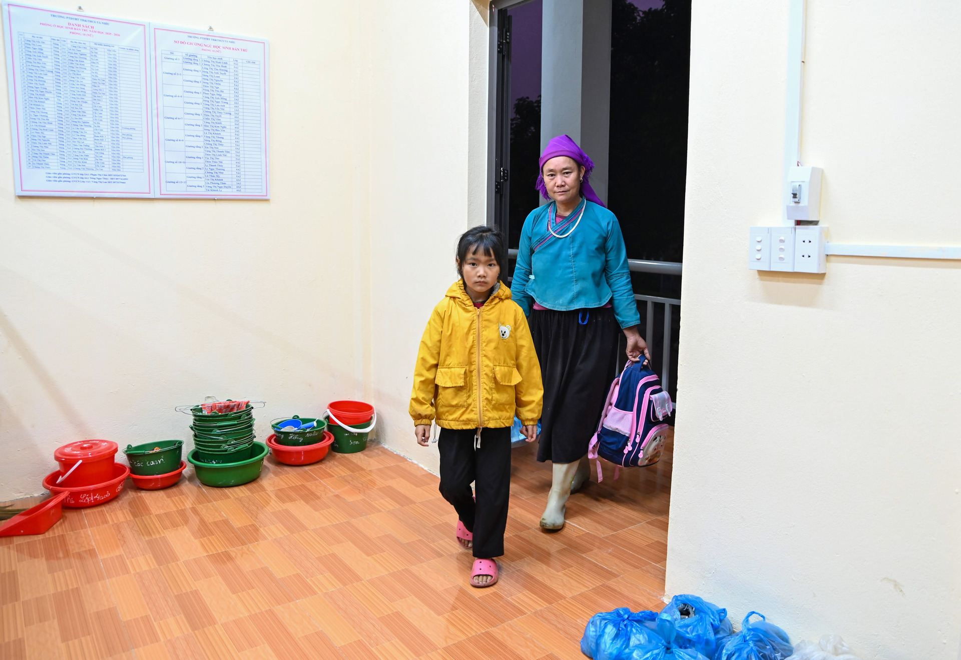 Em Phản Ngọc Diệp, dân tộc Nùng, học lớp 2A2 cùng mẹ tới nhận chỗ ở tại nhà bán trú. Đôi mắt Ngọc Diệp ánh lên sự thích thú khi em được giới thiệu về chỗ ở mới. “Con vui lắm ạ! Ở đây sạch sẽ, có cả ánh sáng nữa, con thích được ở nhà bán trú này", em nói.