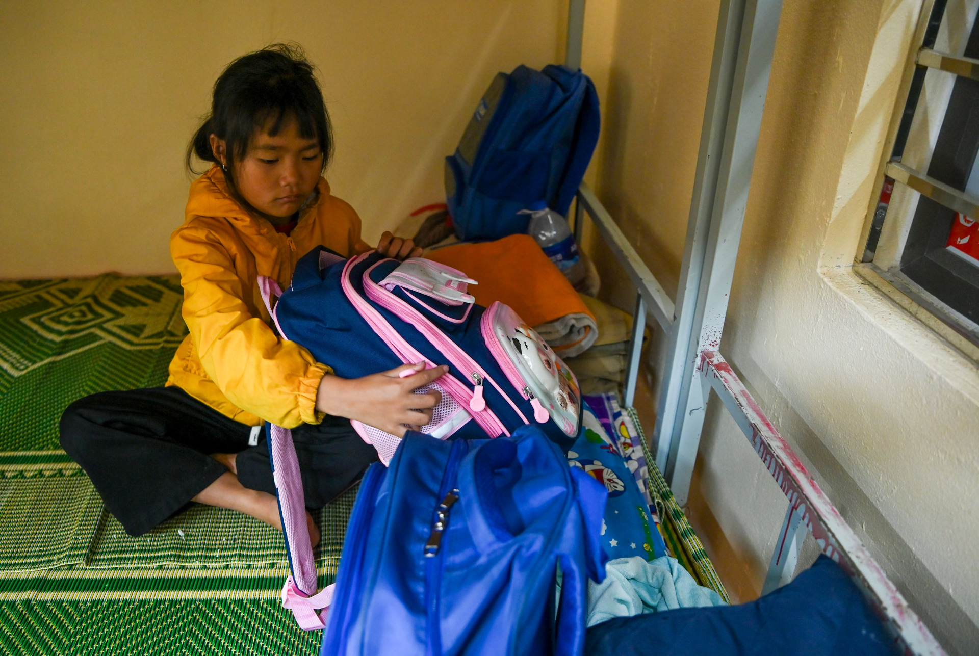 Đối với học sinh vùng cao, đặc biệt là các em dân tộc thiểu số phải vượt đường xa để đến trường, nhà bán trú không chỉ là nơi ngủ nghỉ, mà còn là ngôi nhà thứ hai ấm áp. Sự đảm bảo về vệ sinh, an toàn và đặc biệt là hệ thống ánh sáng đầy đủ không chỉ giúp các em có giấc ngủ ngon mà còn tạo điều kiện thuận lợi cho việc học tập, đọc sách vào buổi tối.