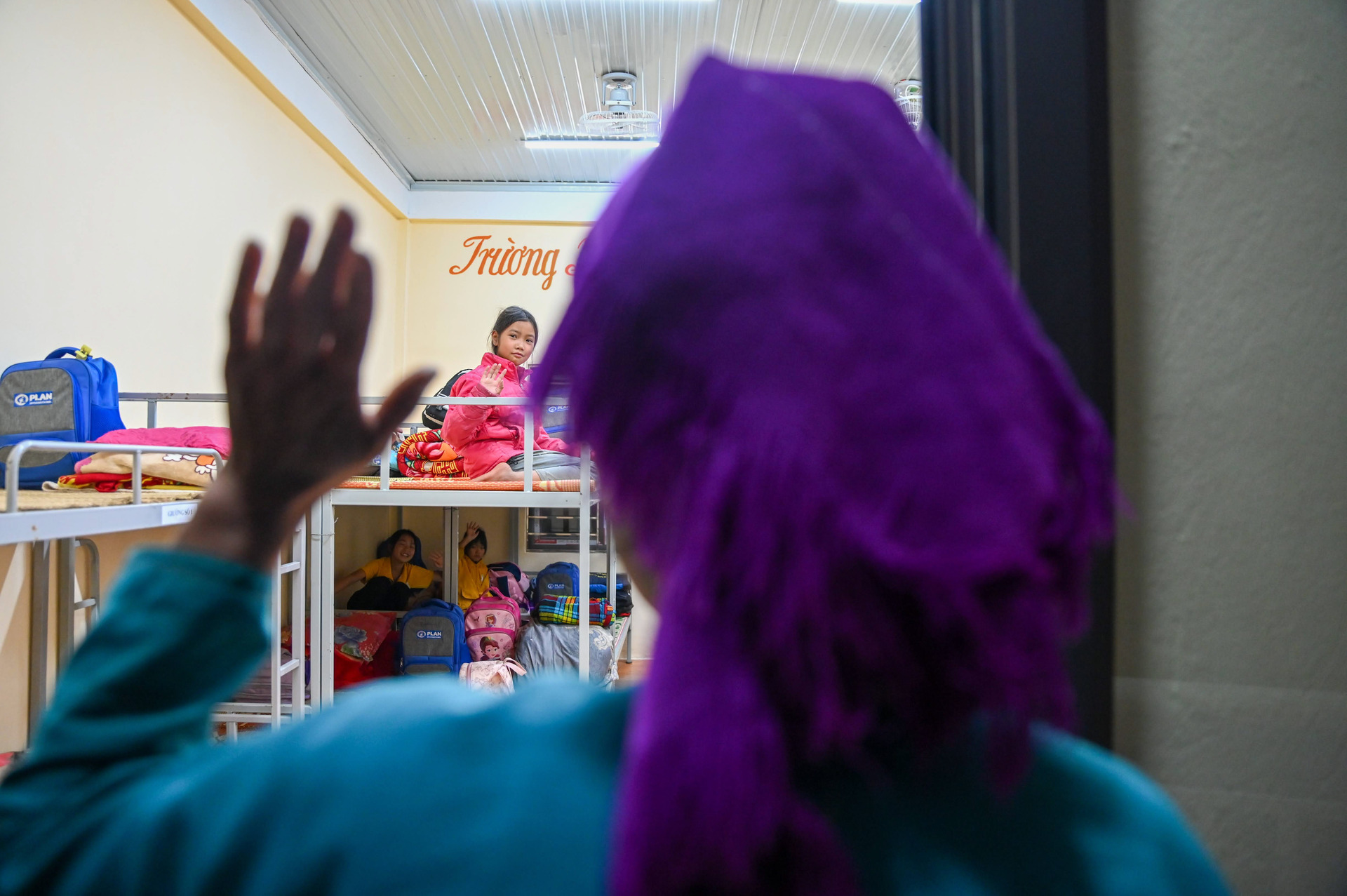 Nụ cười của các bạn nhỏ khi nhận nơi ở mới chính là minh chứng rõ nhất cho hiệu quả từ những nỗ lực cải thiện cơ sở vật chất trường học, góp phần nâng cao chất lượng cuộc sống, tạo động lực cho các em học sinh vững bước trên con đường tìm kiếm tri thức.