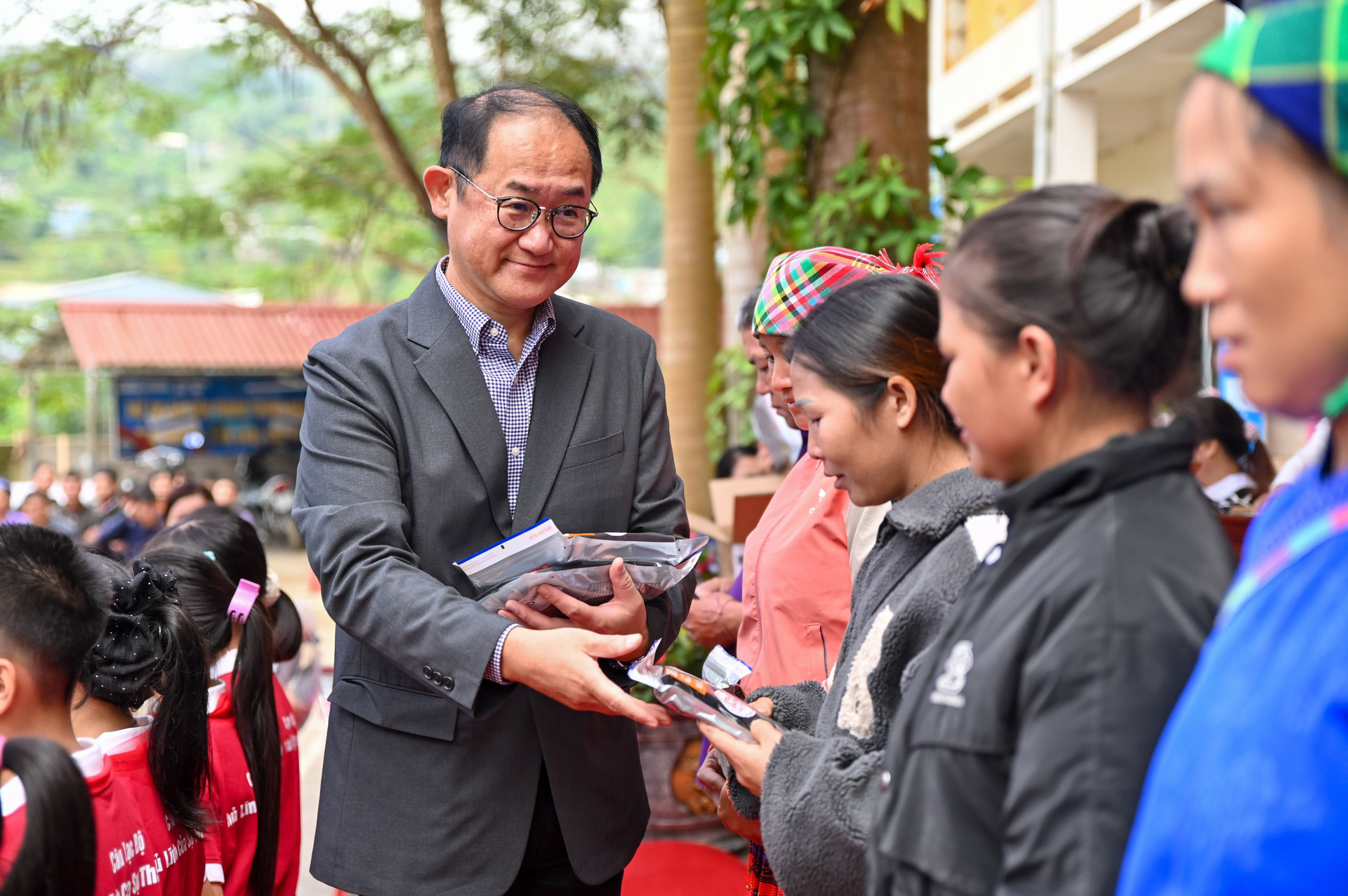 Tặng nhà bán trú và hàng nghìn áo giữ nhiệt cho đồng bào dân tộc Tuyên Quang - 16