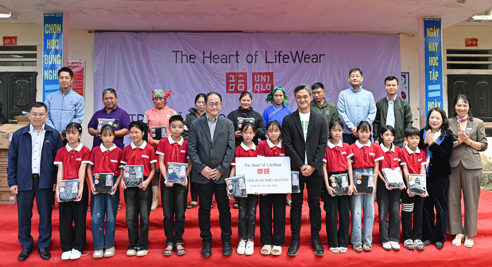 Cũng trong dịp này, thông qua tổ chức Plan International tại Việt Nam, 5.000 chiếc áo giữ nhiệt HEATTECH đầu tiên của đợt này đã được chuyển đến tận tay người dân, giáo viên và học sinh tại 8 trường trên địa bàn tỉnh Tuyên Quang trong tháng 11